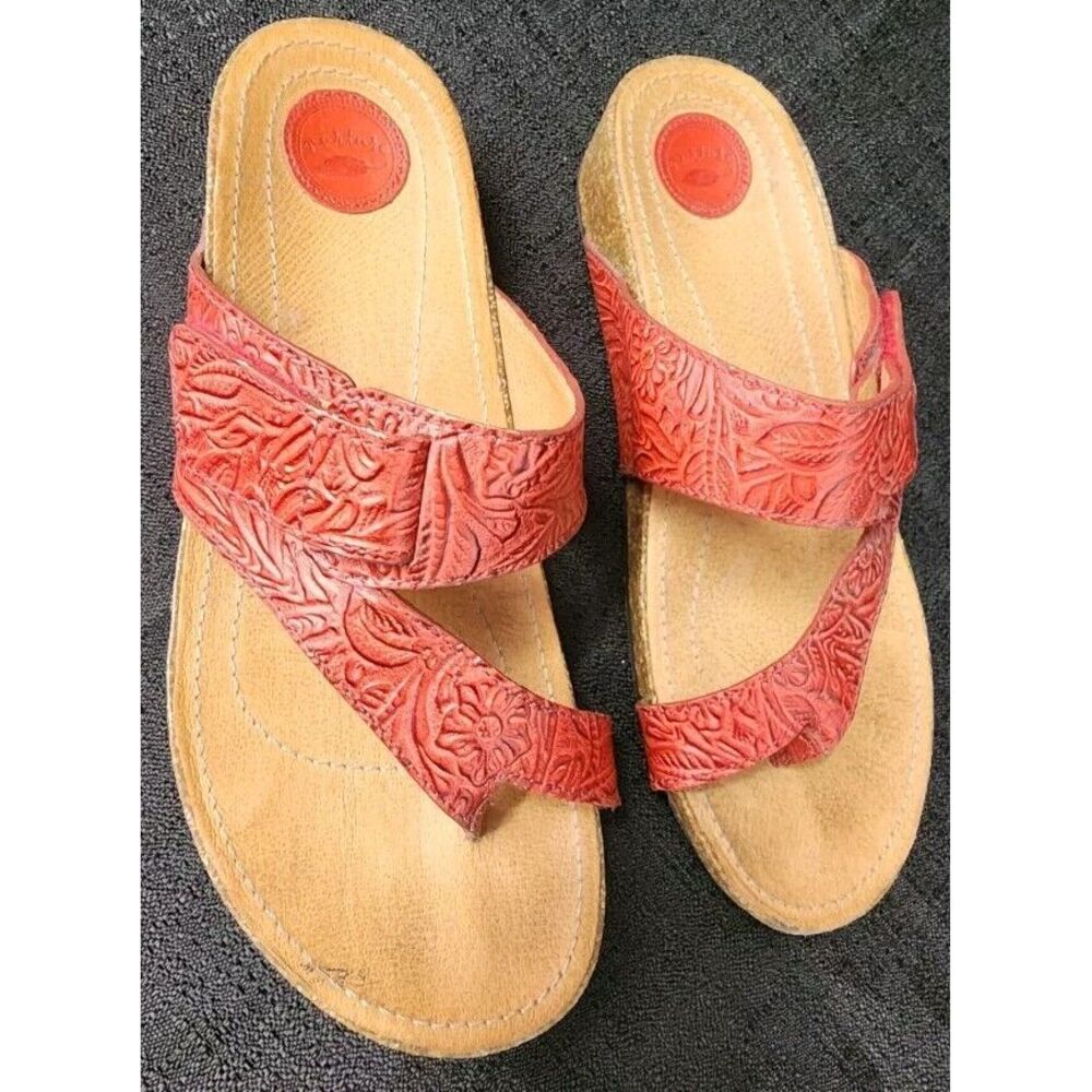 NURTURE Camden Red Embossed Leather Toe Thong Sandals 6.5M